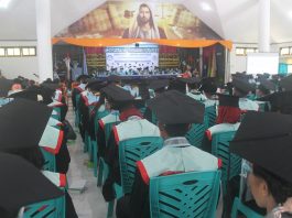 Rektor Untrib Minta 259 Sarjananya Ciptakan Lapangan Kerja Rektor Untrib Alvons F. Gorang, S.Sos.,MM sedang berpidato di hadapan 259 wisudawan Untrib, Rabu (28/10/2020) di Aula Gereja Pola, Kalabahi.
