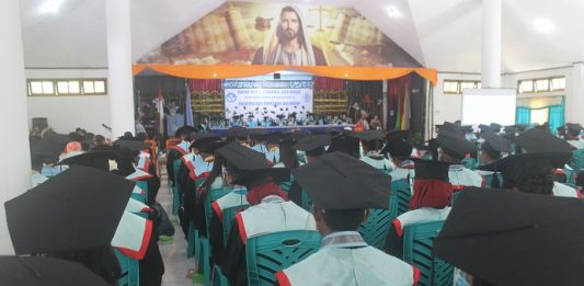 Rektor Untrib Minta 259 Sarjananya Ciptakan Lapangan Kerja Rektor Untrib Alvons F. Gorang, S.Sos.,MM sedang berpidato di hadapan 259 wisudawan Untrib, Rabu (28/10/2020) di Aula Gereja Pola, Kalabahi.