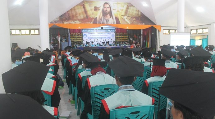 Rektor Untrib Minta 259 Sarjananya Ciptakan Lapangan Kerja Rektor Untrib Alvons F. Gorang, S.Sos.,MM sedang berpidato di hadapan 259 wisudawan Untrib, Rabu (28/10/2020) di Aula Gereja Pola, Kalabahi.