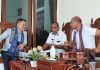 Anggota DPRD NTT Rocky Winaryo Apresiasi Bupati Alor Gelar Expo di Tengah Pandemi Anggota DPRD NTT Rocky Winaryo (kanan) sementara diskusi dengan Bupati Alor Drs. Amon Djobo (tengah) dan Gubernur NTT Viktor Laiskodat dalam acara Festival Al-Quran Tua di Alor Besar waktu lalu.