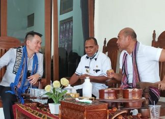 Anggota DPRD NTT Rocky Winaryo Apresiasi Bupati Alor Gelar Expo di Tengah Pandemi Anggota DPRD NTT Rocky Winaryo (kanan) sementara diskusi dengan Bupati Alor Drs. Amon Djobo (tengah) dan Gubernur NTT Viktor Laiskodat dalam acara Festival Al-Quran Tua di Alor Besar waktu lalu.