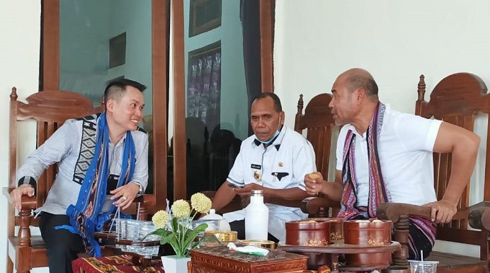 Anggota DPRD NTT Rocky Winaryo Apresiasi Bupati Alor Gelar Expo di Tengah Pandemi Anggota DPRD NTT Rocky Winaryo (kanan) sementara diskusi dengan Bupati Alor Drs. Amon Djobo (tengah) dan Gubernur NTT Viktor Laiskodat dalam acara Festival Al-Quran Tua di Alor Besar waktu lalu.