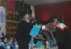 Untrib Kalabahi Wisuda 259 Sarjana Rektor Untrib Alvons F. Gorang, S.Sos.,MM meminda tali toga wisudawan terbaik, Desimina Iriyanti Wabang, S.Pd pada Rabu (28/10/2020) di Aula Pola Tribuana Kalabahi.