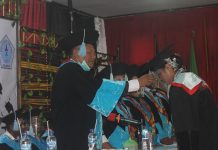 Untrib Kalabahi Wisuda 259 Sarjana Rektor Untrib Alvons F. Gorang, S.Sos.,MM meminda tali toga wisudawan terbaik, Desimina Iriyanti Wabang, S.Pd pada Rabu (28/10/2020) di Aula Pola Tribuana Kalabahi.