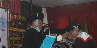 Untrib Kalabahi Wisuda 259 Sarjana Rektor Untrib Alvons F. Gorang, S.Sos.,MM meminda tali toga wisudawan terbaik, Desimina Iriyanti Wabang, S.Pd pada Rabu (28/10/2020) di Aula Pola Tribuana Kalabahi.