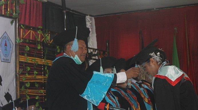 Untrib Kalabahi Wisuda 259 Sarjana Rektor Untrib Alvons F. Gorang, S.Sos.,MM meminda tali toga wisudawan terbaik, Desimina Iriyanti Wabang, S.Pd pada Rabu (28/10/2020) di Aula Pola Tribuana Kalabahi.