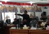 17 Anggota Nyatakan Mosi Tidak Percaya kepada Ketua DPRD Alor, Ini Alasannya Reaksi protes Ketua Komisi I Dony M. Mooy menolak sidang paripurna dipimpin Ketua DPRD Enny Anggrek , Senin (16/11) di ruang sidang utama DPRD, Batunirwala.