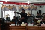 17 Anggota Nyatakan Mosi Tidak Percaya kepada Ketua DPRD Alor, Ini Alasannya Reaksi protes Ketua Komisi I Dony M. Mooy menolak sidang paripurna dipimpin Ketua DPRD Enny Anggrek , Senin (16/11) di ruang sidang utama DPRD, Batunirwala.