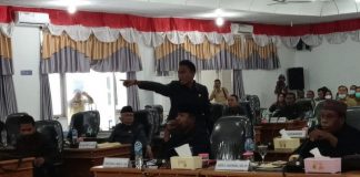 17 Anggota Nyatakan Mosi Tidak Percaya kepada Ketua DPRD Alor, Ini Alasannya Reaksi protes Ketua Komisi I Dony M. Mooy menolak sidang paripurna dipimpin Ketua DPRD Enny Anggrek , Senin (16/11) di ruang sidang utama DPRD, Batunirwala.
