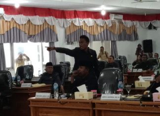 17 Anggota Nyatakan Mosi Tidak Percaya kepada Ketua DPRD Alor, Ini Alasannya Reaksi protes Ketua Komisi I Dony M. Mooy menolak sidang paripurna dipimpin Ketua DPRD Enny Anggrek , Senin (16/11) di ruang sidang utama DPRD, Batunirwala.