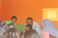 Fasilitator Dr. Agust Maniyeni sedang memberikan pelatihan konsep dasar bahan ajar kepada peserta pelatihan kompotensi guru sekolah GMIT, Sabtu (14/11) di Aula SMA Kristen 01 Kalabahi.