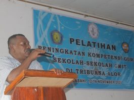 Agust Maniyeni: Perubahan Besar Pendidikan GMIT akan Dimulai dari Alor Agust Maniyeni ketika sambutan pesan kesan mewakili fasilitator di acara penutupan pelatihan kompetensi guru sekolah GMIT, Sabtu (14/11) di Aula SMA Kristen 01 Kalabahi.