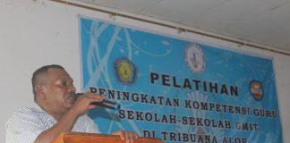 Agust Maniyeni: Perubahan Besar Pendidikan GMIT akan Dimulai dari Alor Agust Maniyeni ketika sambutan pesan kesan mewakili fasilitator di acara penutupan pelatihan kompetensi guru sekolah GMIT, Sabtu (14/11) di Aula SMA Kristen 01 Kalabahi.