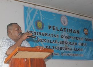 Agust Maniyeni: Perubahan Besar Pendidikan GMIT akan Dimulai dari Alor Agust Maniyeni ketika sambutan pesan kesan mewakili fasilitator di acara penutupan pelatihan kompetensi guru sekolah GMIT, Sabtu (14/11) di Aula SMA Kristen 01 Kalabahi.