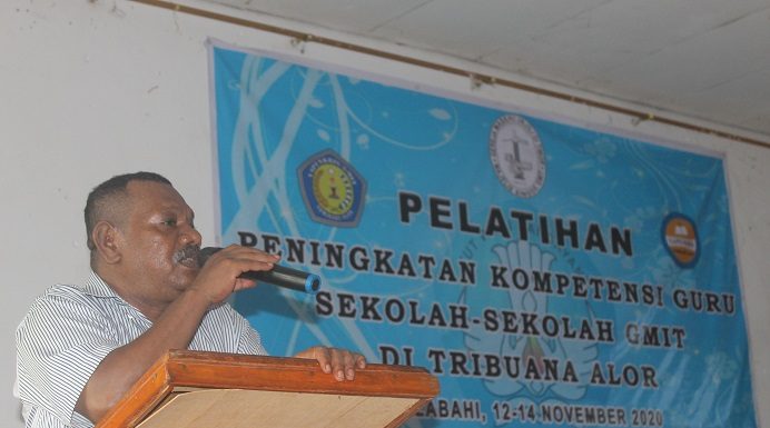 Agust Maniyeni: Perubahan Besar Pendidikan GMIT akan Dimulai dari Alor Agust Maniyeni ketika sambutan pesan kesan mewakili fasilitator di acara penutupan pelatihan kompetensi guru sekolah GMIT, Sabtu (14/11) di Aula SMA Kristen 01 Kalabahi.