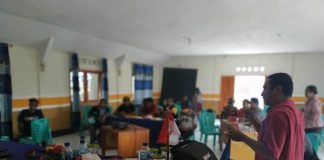 Lendola, Menuju Desa Digital Instruktur pelatihan sistem Aplikasi Desa, Andri Kolobani sedang memberikan pelatihan kepada 13 peserta, Kamis (12/11) di Balai Desa Lendola.