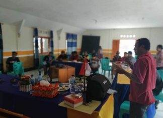 Lendola, Menuju Desa Digital Instruktur pelatihan sistem Aplikasi Desa, Andri Kolobani sedang memberikan pelatihan kepada 13 peserta, Kamis (12/11) di Balai Desa Lendola.