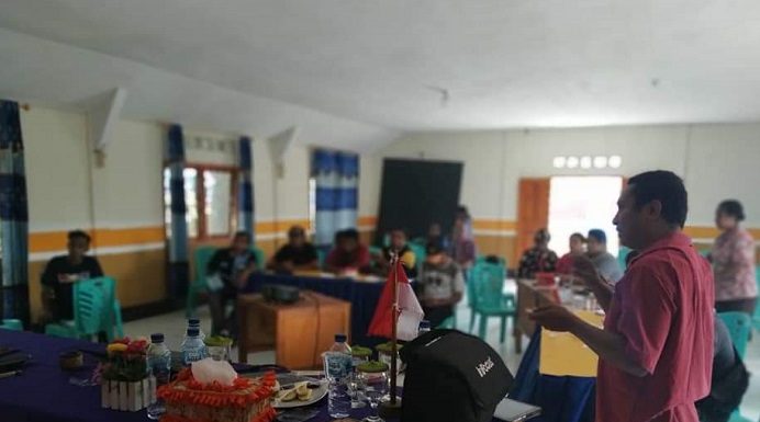 Lendola, Menuju Desa Digital Instruktur pelatihan sistem Aplikasi Desa, Andri Kolobani sedang memberikan pelatihan kepada 13 peserta, Kamis (12/11) di Balai Desa Lendola.