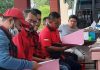 PDIP Alor Tegaskan Tak Ada Rapat Partai Bahas PAW Anggota DPRD Walter Datemoli Wakil Ketua Bidang Kehormatan DPC PDIP Alor Muhamad Yusuf (ketiga kiri) sementara mendampingi Sekretaris DPC Daud Pong (keempat kiri) melaporkan dugaan pemalsuan surat PAW ke Polres Alor, Rabu (11/11) petang.