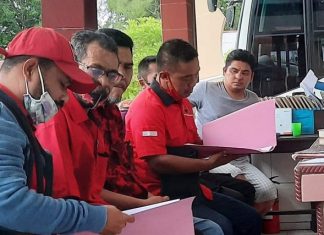 PDIP Alor Tegaskan Tak Ada Rapat Partai Bahas PAW Anggota DPRD Walter Datemoli Wakil Ketua Bidang Kehormatan DPC PDIP Alor Muhamad Yusuf (ketiga kiri) sementara mendampingi Sekretaris DPC Daud Pong (keempat kiri) melaporkan dugaan pemalsuan surat PAW ke Polres Alor, Rabu (11/11) petang.