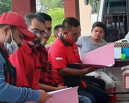 PDIP Alor Tegaskan Tak Ada Rapat Partai Bahas PAW Anggota DPRD Walter Datemoli Wakil Ketua Bidang Kehormatan DPC PDIP Alor Muhamad Yusuf (ketiga kiri) sementara mendampingi Sekretaris DPC Daud Pong (keempat kiri) melaporkan dugaan pemalsuan surat PAW ke Polres Alor, Rabu (11/11) petang.