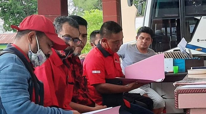 PDIP Alor Tegaskan Tak Ada Rapat Partai Bahas PAW Anggota DPRD Walter Datemoli Wakil Ketua Bidang Kehormatan DPC PDIP Alor Muhamad Yusuf (ketiga kiri) sementara mendampingi Sekretaris DPC Daud Pong (keempat kiri) melaporkan dugaan pemalsuan surat PAW ke Polres Alor, Rabu (11/11) petang.