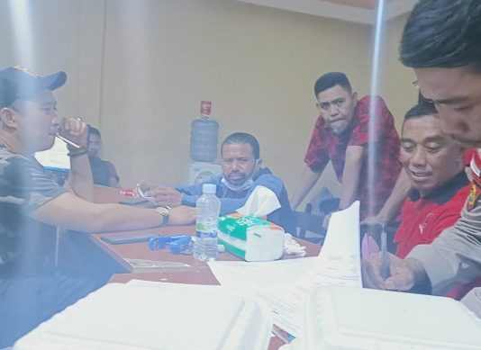 PDIP Alor Lapor Polisi Soal Dugaan Surat Palsu PAW Anggota DPRD Walter Datemoli Sekretaris DPC PDIP Alor Daud Pong, S.Sos, (kedua kanan) sedang membuat LP di ruang SPKT Polres Alor, Rabu (11/11) malam. Daud di dampingi Waket Bidang Kehormatan DPC Muhamad Yusuf, Wasek Eksternal Jefta Amung dan Anggota DPRD Fraksi PDIP, Walter M.M Datemoli, SE.