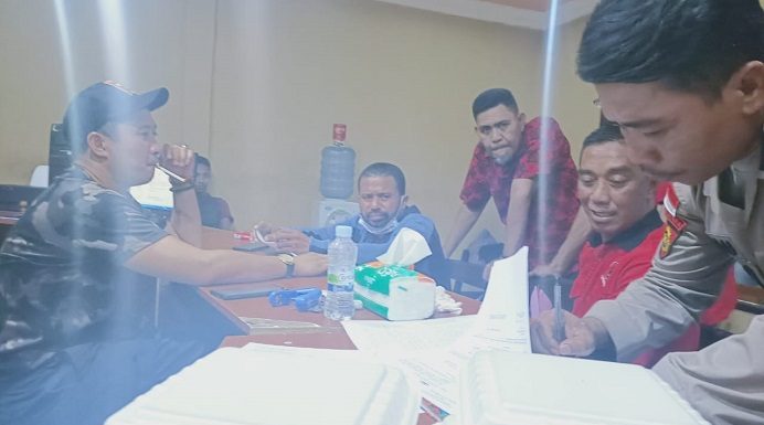 PDIP Alor Lapor Polisi Soal Dugaan Surat Palsu PAW Anggota DPRD Walter Datemoli Sekretaris DPC PDIP Alor Daud Pong, S.Sos, (kedua kanan) sedang membuat LP di ruang SPKT Polres Alor, Rabu (11/11) malam. Daud di dampingi Waket Bidang Kehormatan DPC Muhamad Yusuf, Wasek Eksternal Jefta Amung dan Anggota DPRD Fraksi PDIP, Walter M.M Datemoli, SE.