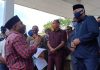 FAKKK Aksi Tuntut Ketua DPRD Alor Enny Anggrek Mundur Presiden FAKKK Lomboan Djahamou ketika berorasi di kantor DPRD, Senin (16/11). FAKKK diterima Wakil Ketua DPRD Sulaiman Sing, Anggota DPRD Boli Gorangmau, Ernes Mokoni, Ibrahim Nampira dan Maxensius Lelang.