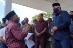 FAKKK Aksi Tuntut Ketua DPRD Alor Enny Anggrek Mundur Presiden FAKKK Lomboan Djahamou ketika berorasi di kantor DPRD, Senin (16/11). FAKKK diterima Wakil Ketua DPRD Sulaiman Sing, Anggota DPRD Boli Gorangmau, Ernes Mokoni, Ibrahim Nampira dan Maxensius Lelang.