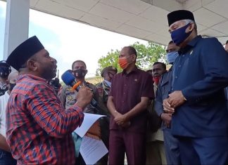 FAKKK Aksi Tuntut Ketua DPRD Alor Enny Anggrek Mundur Presiden FAKKK Lomboan Djahamou ketika berorasi di kantor DPRD, Senin (16/11). FAKKK diterima Wakil Ketua DPRD Sulaiman Sing, Anggota DPRD Boli Gorangmau, Ernes Mokoni, Ibrahim Nampira dan Maxensius Lelang.