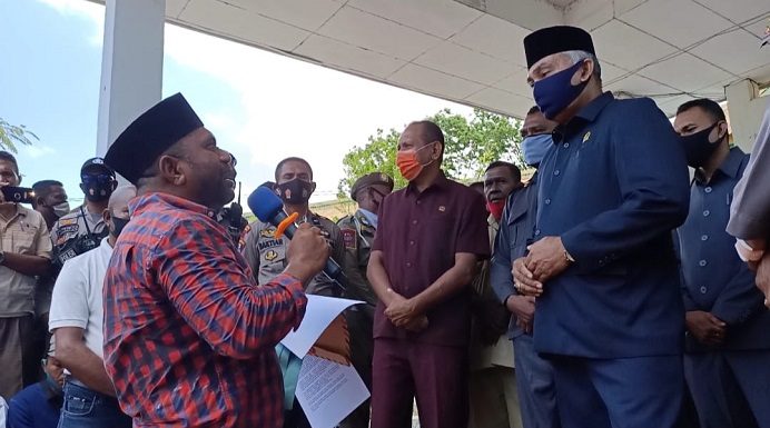 FAKKK Aksi Tuntut Ketua DPRD Alor Enny Anggrek Mundur Presiden FAKKK Lomboan Djahamou ketika berorasi di kantor DPRD, Senin (16/11). FAKKK diterima Wakil Ketua DPRD Sulaiman Sing, Anggota DPRD Boli Gorangmau, Ernes Mokoni, Ibrahim Nampira dan Maxensius Lelang.