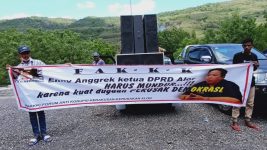 FAKKK membetangkan spanduk bertuliskan Ketua DPRD Alor Enny Anggrek segera mundur dari jabatannya karena diduga perusak demokrasi. 