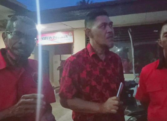 PDIP Sebut Surat PAW Anggota DPRD Alor Walter Datemoli, Murni Palsu Wakil Sekretaris Eksternal DPC PDIP Alor Jefta Amung (kiri), Wakil Ketua Bidang Kehormatan Muhamad Yusuf dan Sekretaris DPC PDIP Alor Daud Pong, ketika memberikan pernyataan pers usai membuat LP di Polres Alor, Rabu (11/11) petang.