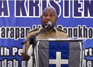 Gubernur Papua Barat Ajak GMKI Jaga Tanah Papua dan NKRI Gubernur Papua Barat Drs. Dominggus Mandacan berpidato di acara pembukaan Kongres GMKI XXXVII di Kota Injil Monokwari, Selasa (24/11) siang.