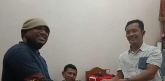 Diduga Korupsi, Aktivis Lapor Ketua DPRD Alor di Kejaksaan Koordinator FAKKK Lomboan Djahamou melaporkan Ketua DPRD Alor Enny Anggrek di Kejaksaan Negeri Alor, Rabu (4/11/2020). Laporan Lomboan diterima Kasie Datun Rudy Kurniawan.
