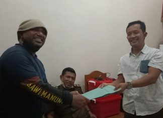Diduga Korupsi, Aktivis Lapor Ketua DPRD Alor di Kejaksaan Koordinator FAKKK Lomboan Djahamou melaporkan Ketua DPRD Alor Enny Anggrek di Kejaksaan Negeri Alor, Rabu (4/11/2020). Laporan Lomboan diterima Kasie Datun Rudy Kurniawan.