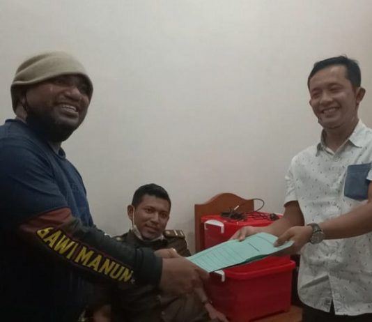 Diduga Korupsi, Aktivis Lapor Ketua DPRD Alor di Kejaksaan Koordinator FAKKK Lomboan Djahamou melaporkan Ketua DPRD Alor Enny Anggrek di Kejaksaan Negeri Alor, Rabu (4/11/2020). Laporan Lomboan diterima Kasie Datun Rudy Kurniawan.