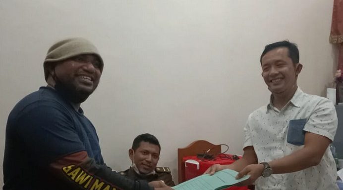 Diduga Korupsi, Aktivis Lapor Ketua DPRD Alor di Kejaksaan Koordinator FAKKK Lomboan Djahamou melaporkan Ketua DPRD Alor Enny Anggrek di Kejaksaan Negeri Alor, Rabu (4/11/2020). Laporan Lomboan diterima Kasie Datun Rudy Kurniawan.