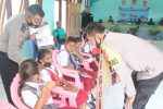 Kapolres Alor Launching Perpustakaan Keliling Polisi Sahabat Anak Kapolres Alor AKBP Agustinus Chismas Try Suryanto sementara memberikan kuis berhadiah buku kepada Siswa/I SD GMKIT 27 Mebung dalam acara Launching Perpustakaan Keliling Polisi Sahabat Anak, Jumat (20/11) di aula kantor Camat ATU.