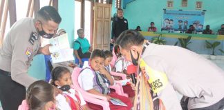 Kapolres Alor Launching Perpustakaan Keliling Polisi Sahabat Anak Kapolres Alor AKBP Agustinus Chismas Try Suryanto sementara memberikan kuis berhadiah buku kepada Siswa/I SD GMKIT 27 Mebung dalam acara Launching Perpustakaan Keliling Polisi Sahabat Anak, Jumat (20/11) di aula kantor Camat ATU.
