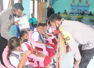 Kapolres Alor Launching Perpustakaan Keliling Polisi Sahabat Anak Kapolres Alor AKBP Agustinus Chismas Try Suryanto sementara memberikan kuis berhadiah buku kepada Siswa/I SD GMKIT 27 Mebung dalam acara Launching Perpustakaan Keliling Polisi Sahabat Anak, Jumat (20/11) di aula kantor Camat ATU.