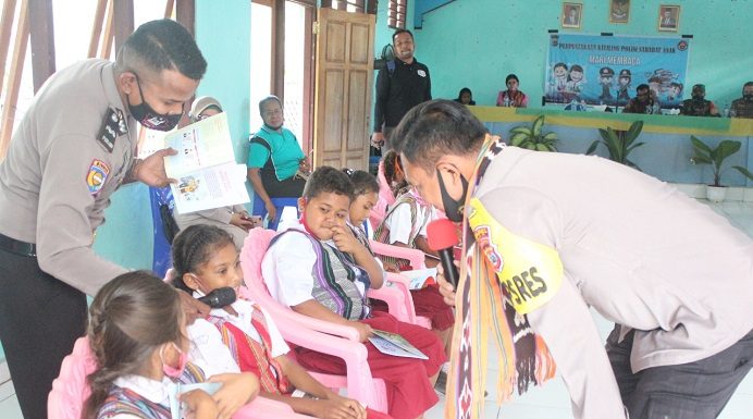 Kapolres Alor Launching Perpustakaan Keliling Polisi Sahabat Anak Kapolres Alor AKBP Agustinus Chismas Try Suryanto sementara memberikan kuis berhadiah buku kepada Siswa/I SD GMKIT 27 Mebung dalam acara Launching Perpustakaan Keliling Polisi Sahabat Anak, Jumat (20/11) di aula kantor Camat ATU.