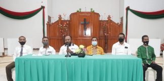 Panitia Muspel Pemuda GMIT Tahun 2021 Resmi Dilantik Ketua Pelaksana Harian Muspel, Patje O. Tasuib (ujung kiri), Ketua Pemuda GMIT David Natun (ketiga kiri) sementara memberi arahan usai Peneguhan dan Perhadapan Panitia Muspel Pemuda GMIT tahun 2021, Minggu (22/11/2020) di gedung kebaktian Jemaat GMIT Bet’el Bokong Klasis Fatuleu Timur.