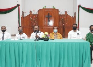 Panitia Muspel Pemuda GMIT Tahun 2021 Resmi Dilantik Ketua Pelaksana Harian Muspel, Patje O. Tasuib (ujung kiri), Ketua Pemuda GMIT David Natun (ketiga kiri) sementara memberi arahan usai Peneguhan dan Perhadapan Panitia Muspel Pemuda GMIT tahun 2021, Minggu (22/11/2020) di gedung kebaktian Jemaat GMIT Bet’el Bokong Klasis Fatuleu Timur.
