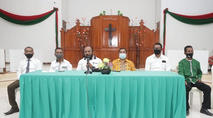 Panitia Muspel Pemuda GMIT Tahun 2021 Resmi Dilantik Ketua Pelaksana Harian Muspel, Patje O. Tasuib (ujung kiri), Ketua Pemuda GMIT David Natun (ketiga kiri) sementara memberi arahan usai Peneguhan dan Perhadapan Panitia Muspel Pemuda GMIT tahun 2021, Minggu (22/11/2020) di gedung kebaktian Jemaat GMIT Bet’el Bokong Klasis Fatuleu Timur.
