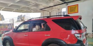 Polres Alor Akhirnya Serahkan Mobil Fortuner ke PT SMS Mobil Toyota New Fortuner milik PT SMS sementara diangkut ke Kapal Fery ASDP di Pelabuhan Kalabahi untuk dikirim ke Kupang, Minggu (15/11).