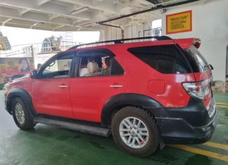 Polres Alor Akhirnya Serahkan Mobil Fortuner ke PT SMS Mobil Toyota New Fortuner milik PT SMS sementara diangkut ke Kapal Fery ASDP di Pelabuhan Kalabahi untuk dikirim ke Kupang, Minggu (15/11).
