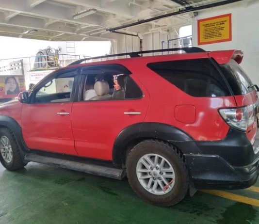 Polres Alor Akhirnya Serahkan Mobil Fortuner ke PT SMS Mobil Toyota New Fortuner milik PT SMS sementara diangkut ke Kapal Fery ASDP di Pelabuhan Kalabahi untuk dikirim ke Kupang, Minggu (15/11).