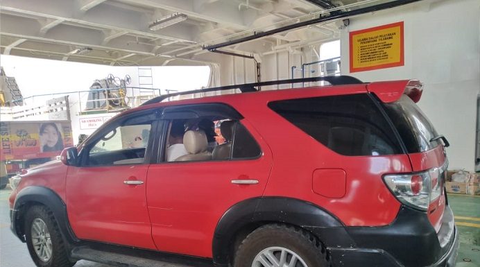 Polres Alor Akhirnya Serahkan Mobil Fortuner ke PT SMS Mobil Toyota New Fortuner milik PT SMS sementara diangkut ke Kapal Fery ASDP di Pelabuhan Kalabahi untuk dikirim ke Kupang, Minggu (15/11).